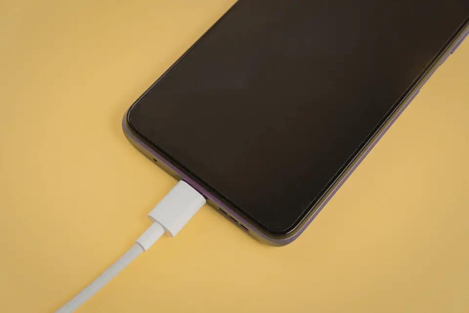 手機充電充不進去怎麼辦？7個原因與解決方法一次看懂