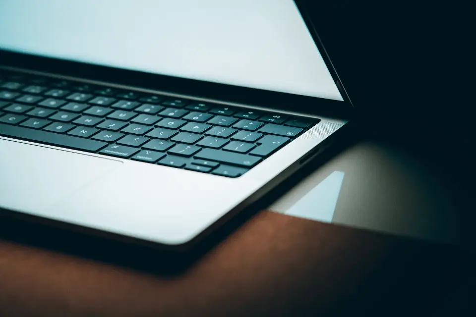 筆電螢幕閃爍怎麼辦？7大原因與解決方法一次看懂