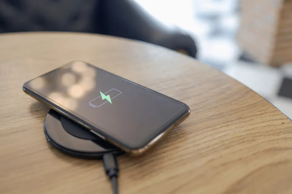 iPhone無線充電沒反應？7大自救法，順利充到滿格電力