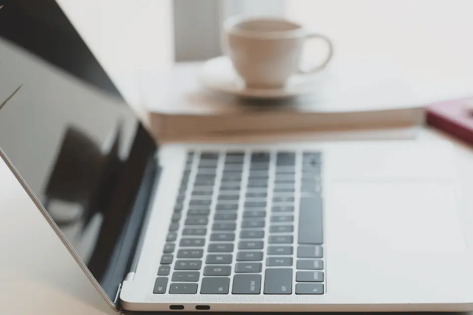 工作到一半MacBook突然死當？這5招緊急排查步驟，瞬間救回未存檔資料！