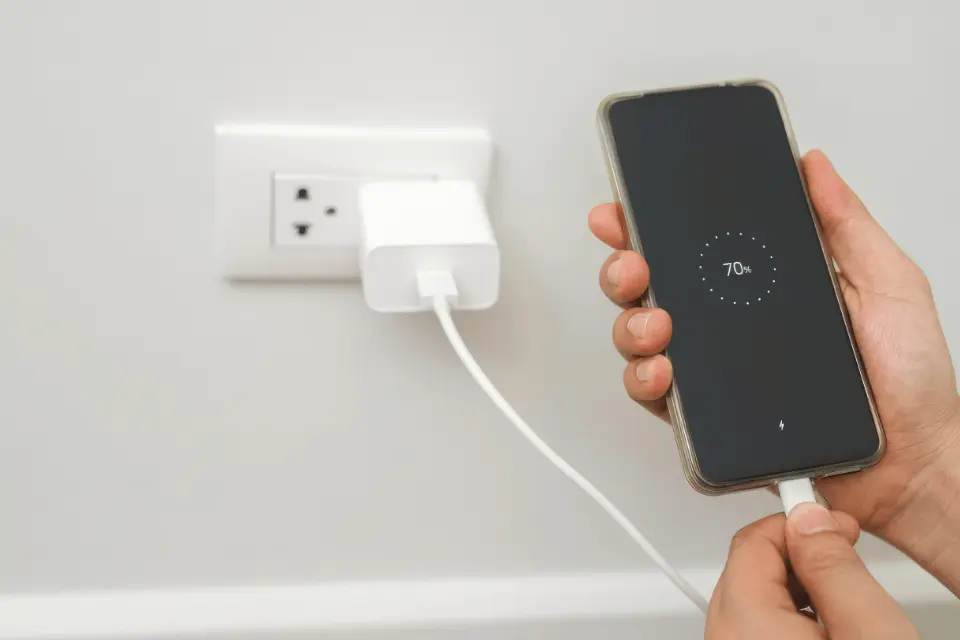 三星手機充電變慢充很久？教你5步抓出元兇、了解維修價